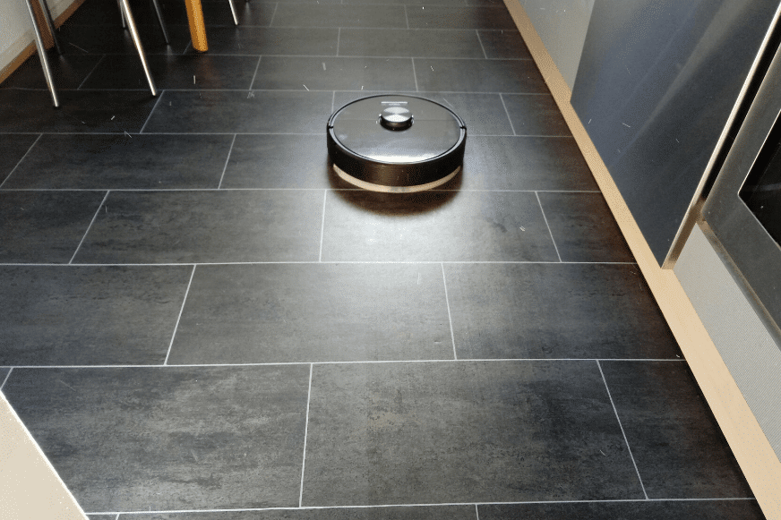 Roborock S6 wischt den Boden in der Küche